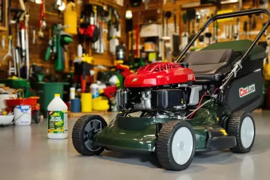 Une tondeuse dans un garage