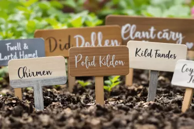 Des étiquettes pour reconnaître les plants dans le jardin