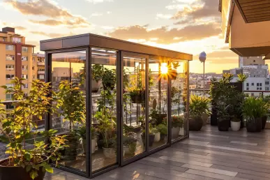 Une serre sur une terrasse en ville