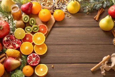 Assortiment de fruits qu'on trouve en hiver : grenade, orange, poire, fruits exotiques...