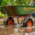 Comment choisir une brouette adaptée aux terrains humides et boueux ?